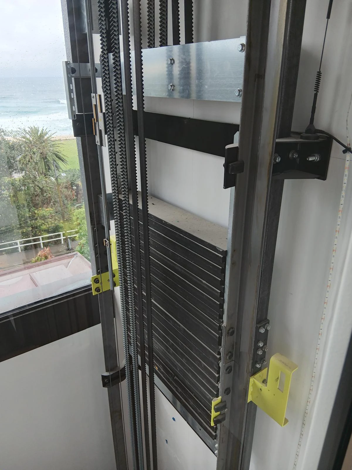 Mechanical lift alignment detail